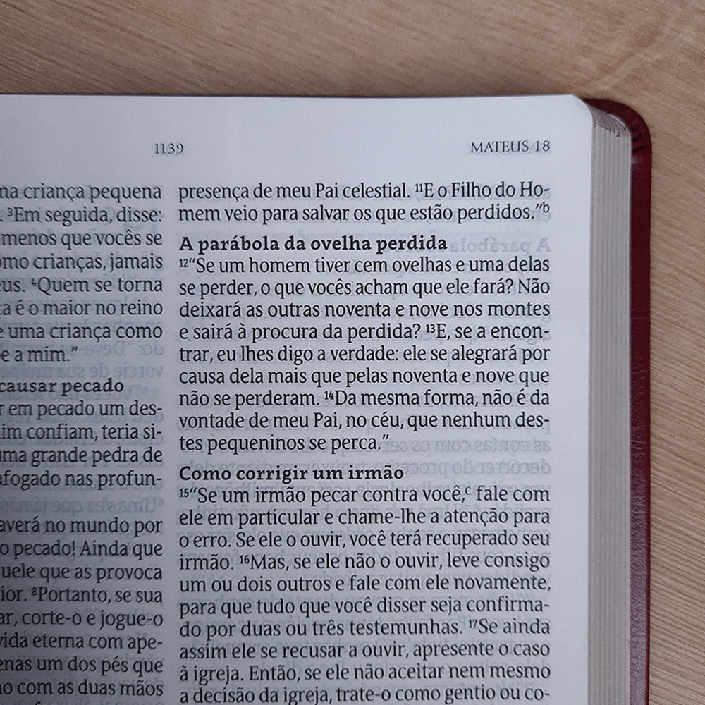 Bíblia de Estudos e Sermões de C. H. Spurgeon | NVT | Letra Normal | Capa Luxo Vinho
