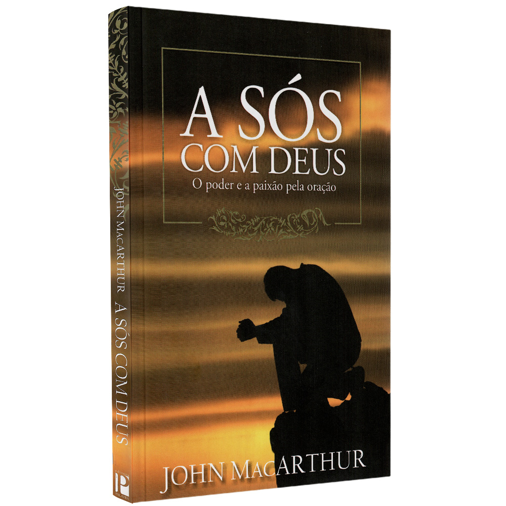 Livro A Sós com Deus de John MacArthur, capa dura preta com detalhes dourados e imagem de homem ajoelhado. — Plenitude