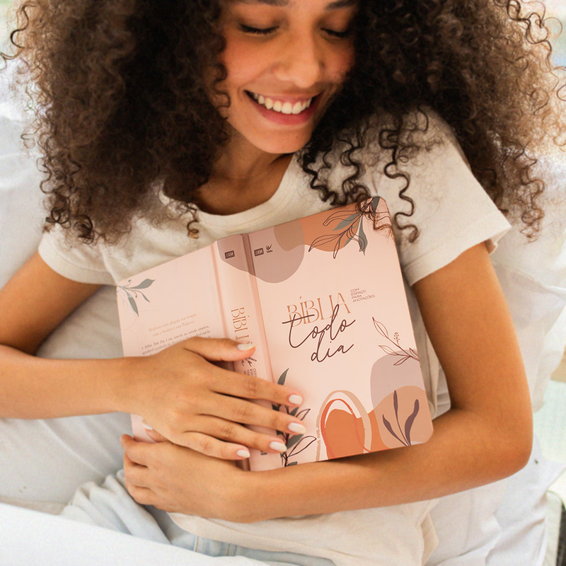 Bíblia Todo Dia com Espaço para Anotações | AM | Letra Normal | Capa dura Floral