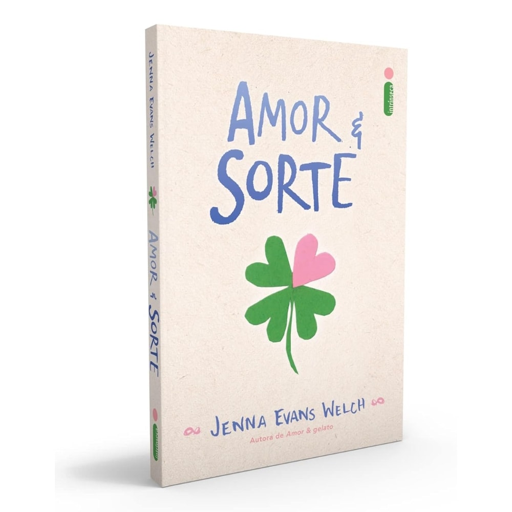 Livro Amor & Sorte de Jenna Evans Welch, capa bege com trevo de quatro folhas rosa e verde. — Plenitude