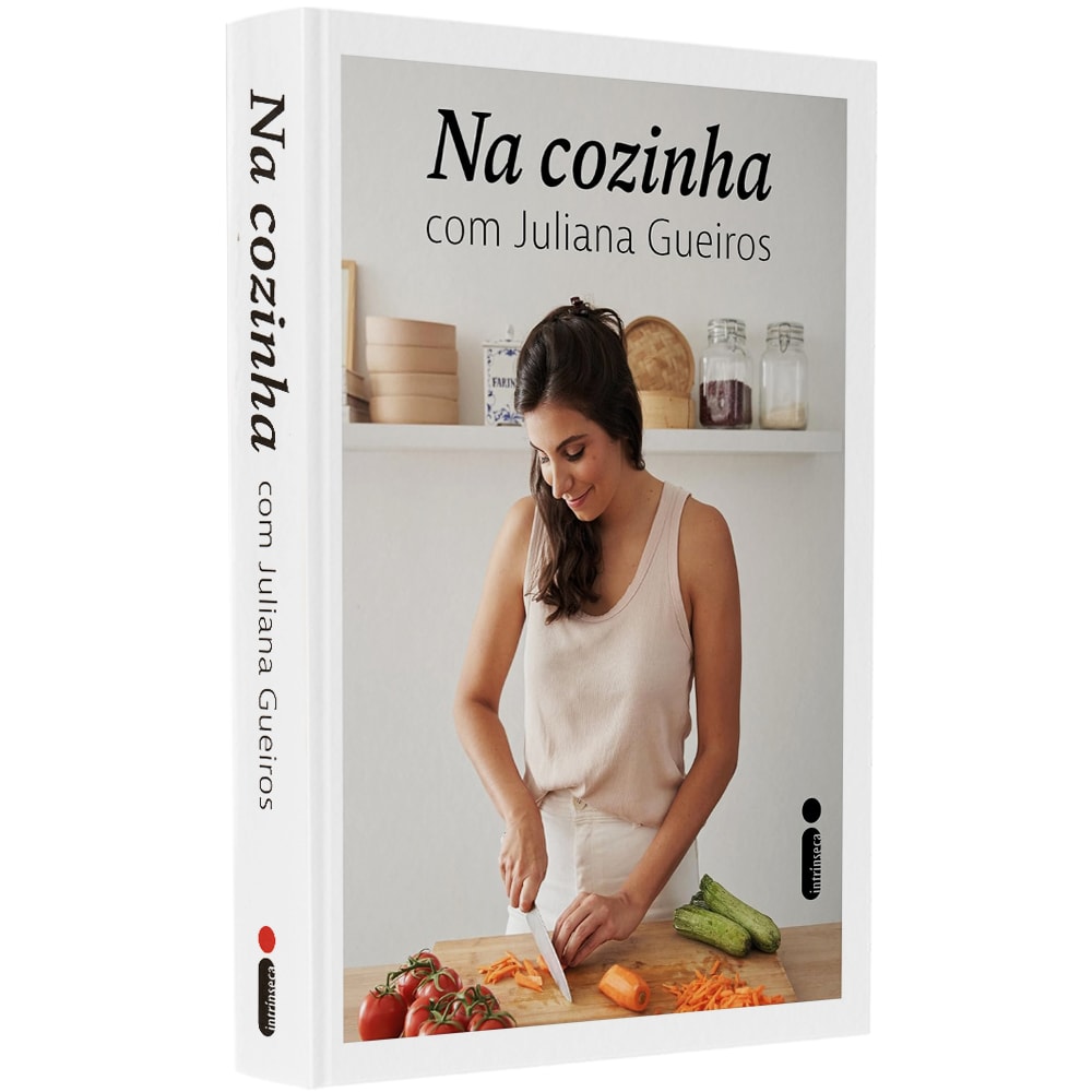 Livro Na Cozinha, de Juliana Gueiros, capa branca com foto da autora cozinhando. — Plenitude