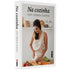 Livro Na Cozinha, de Juliana Gueiros, capa branca com foto da autora cozinhando. — Plenitude
