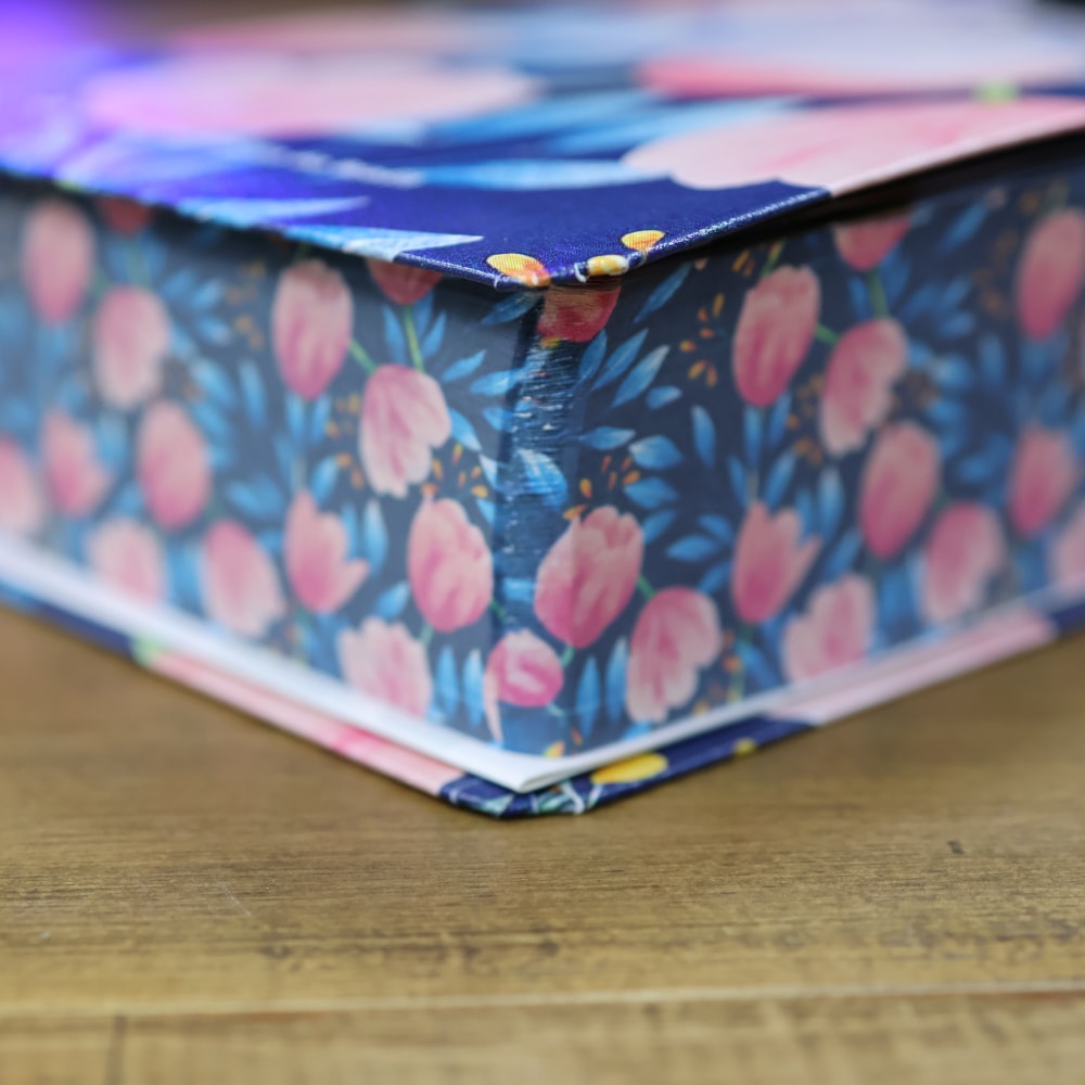 A Bíblia da Mulher | Portátil | NAA | Capa Azul Tulipa