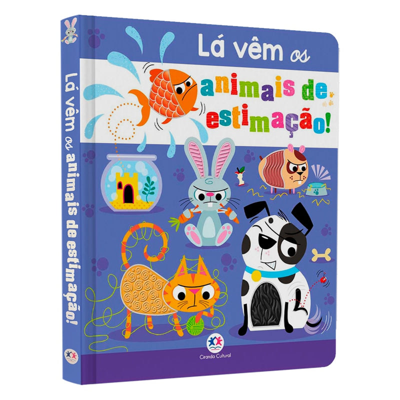 Livro Lá Vem os Animais de Estimação!, capa azul com ilustrações de peixe, coelho, gato e cachorro. — Plenitude
