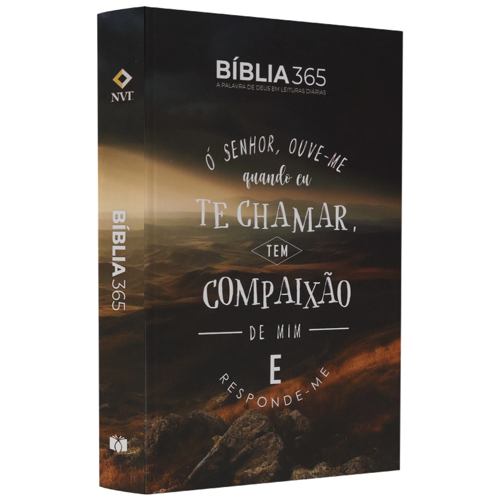 Bíblia 365 NVT, capa dura preta com paisagem e frase "Ó Senhor, ouve-me quando eu te chamar, tem compaixão de mim e responde-me" — Plenitude
