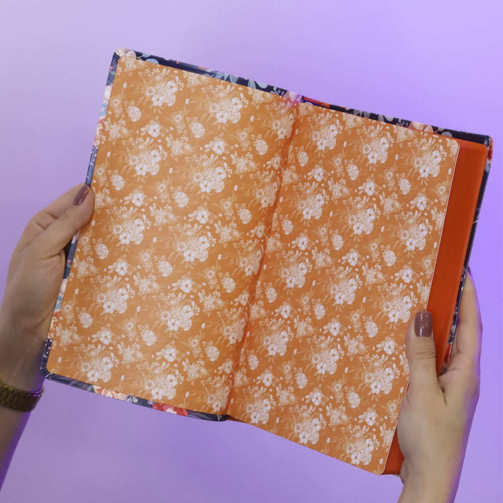 Bíblia da Mulher de Fé | NVI | Letra Grande | Capa Couro Soft Florida