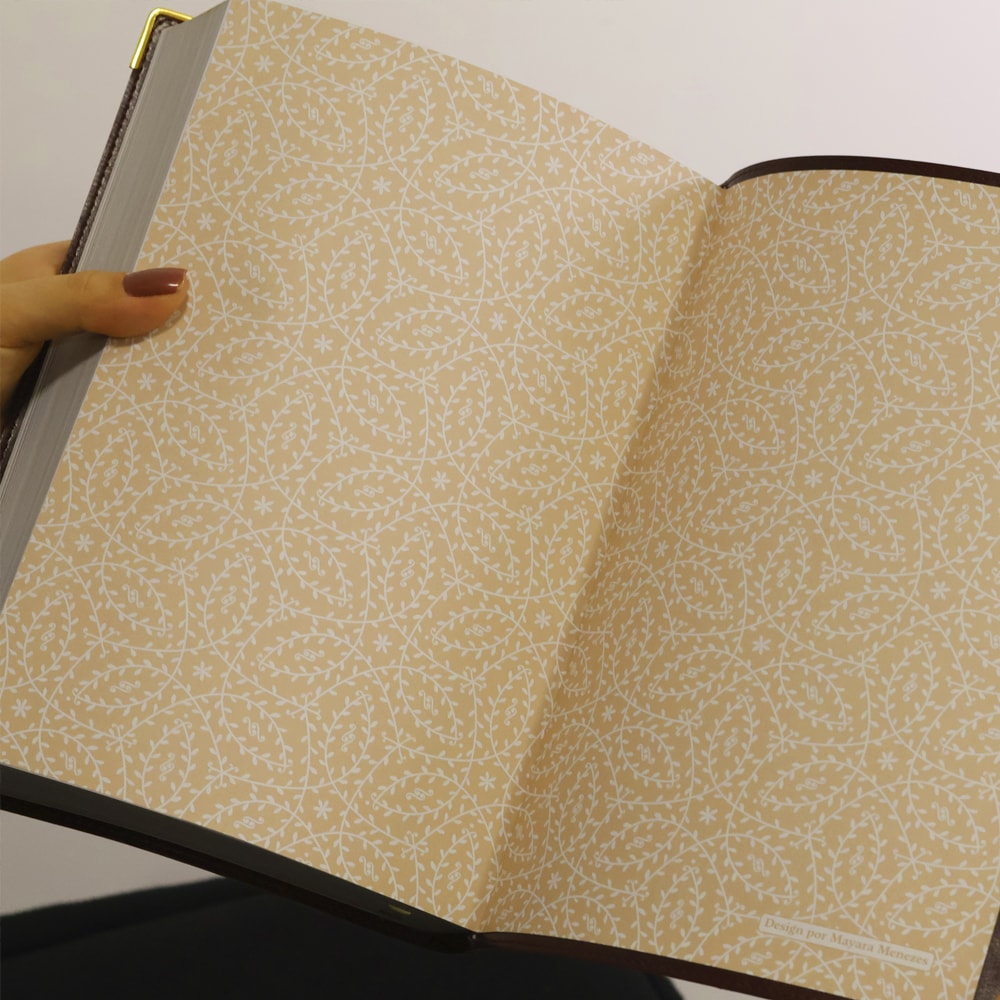 Bíblia da Mulher de Fé | NVI | Letra Grande | Courosoft Vinho Com Fechamento Carteira