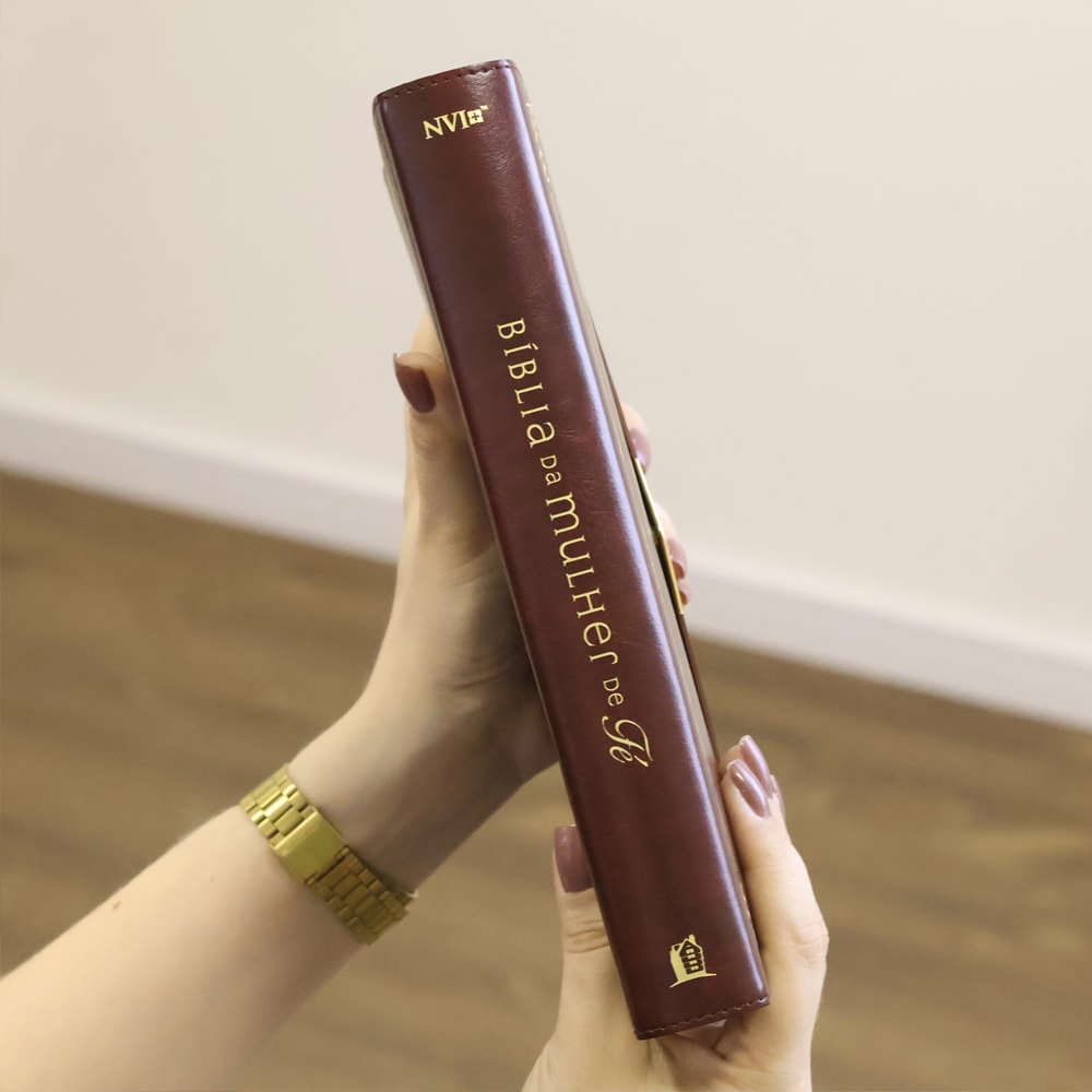 Bíblia da Mulher de Fé | NVI | Letra Grande | Courosoft Vinho Com Fechamento Carteira
