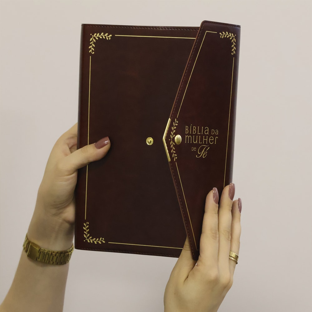 Bíblia da Mulher de Fé | NVI | Letra Grande | Courosoft Vinho Com Fechamento Carteira
