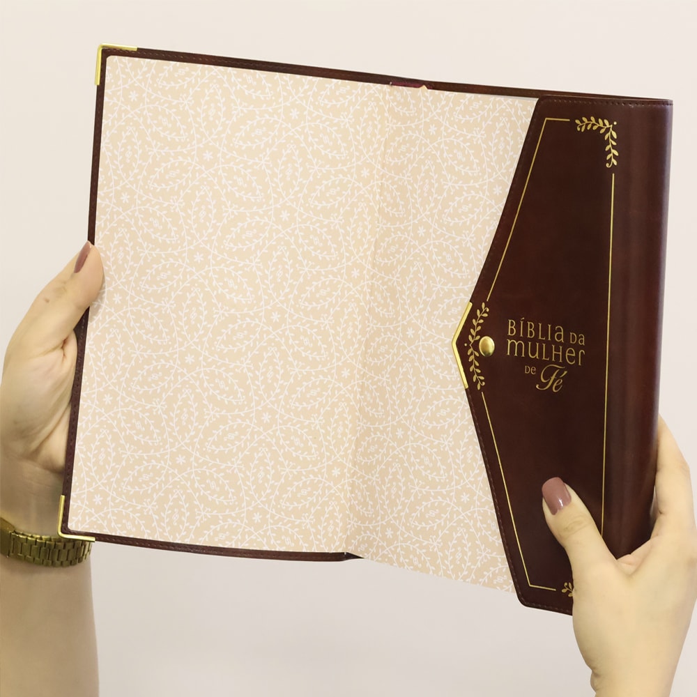 Bíblia da Mulher de Fé | NVI | Letra Grande | Courosoft Vinho Com Fechamento Carteira