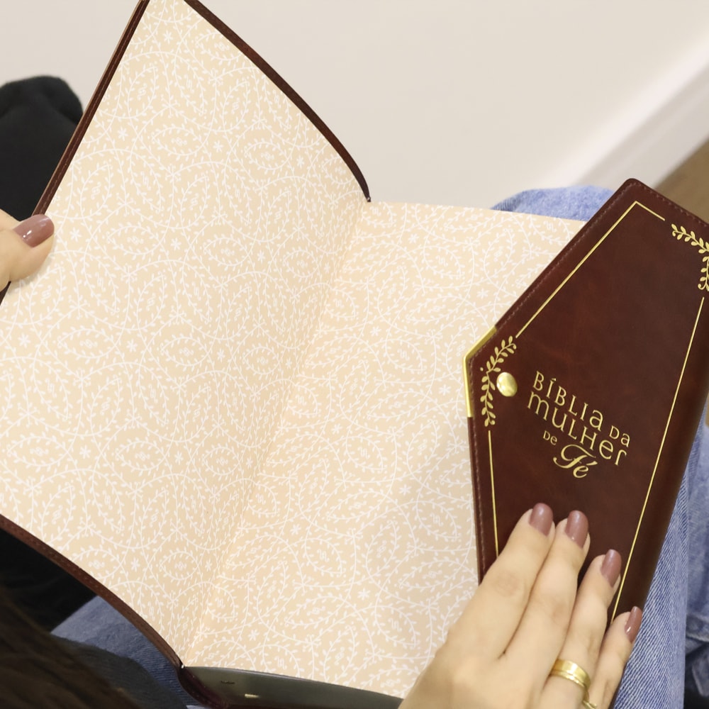 Bíblia da Mulher de Fé | NVI | Letra Grande | Courosoft Vinho Com Fechamento Carteira
