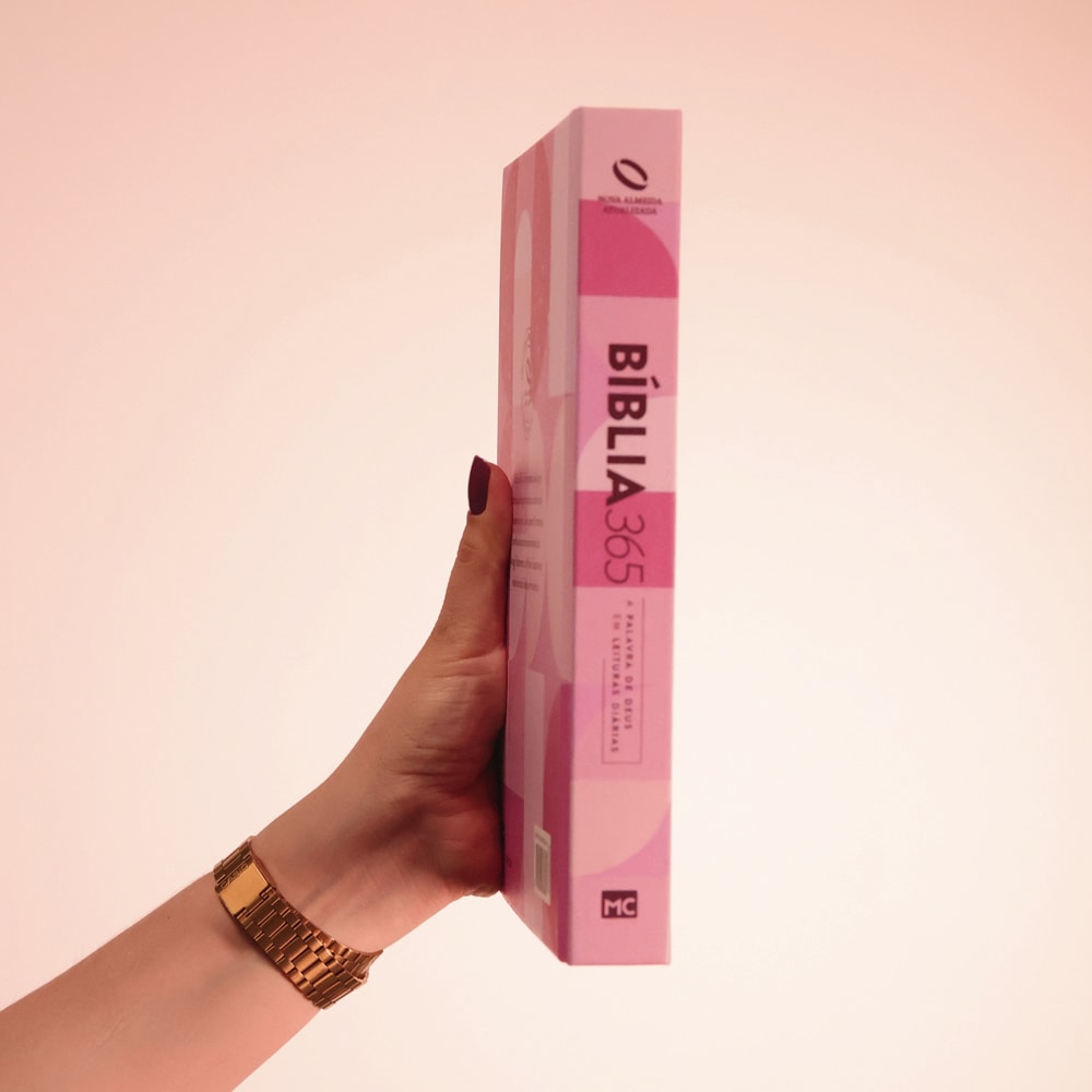Bíblia 365 Rosa Feminina | NAA | Letra Grande | Capa Dura