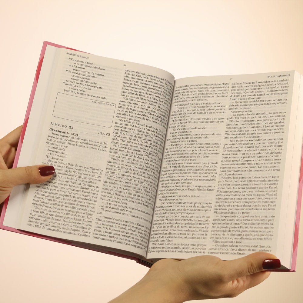 Bíblia 365 Rosa Feminina | NAA | Letra Grande | Capa Dura