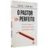 Livro O Pastor Imperfeito de Zack Eswine, capa branca com lápis e texto sublinhado. — Plenitude