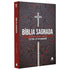 Bíblia Sagrada King James, capa dura preta com detalhes geométricos vermelhos e dourados, cruz branca central, letra extragrande — Plenitude