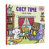 Livro de Colorir Cozy Time com capa ilustrada de urso e cachorro lendo e tomando chá em sala aconchegante. — Plenitude