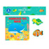 Livro de Banho Animais do Mar, com 2 brinquedos, capa azul com baleia e peixes, e brinquedos de tartaruga e peixe-palhaço. — Plenitude