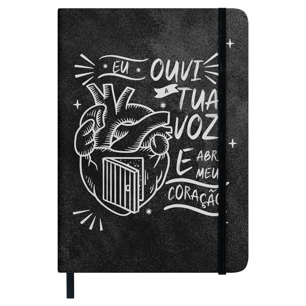 Caderno Moleskine: Abri Meu Coração, com pauta, capa preta com ilustração de coração e texto branco — Plenitude