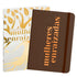 Kit com devocional "Mulheres Enraizadas" branco com dourado e caderno marrom. — Plenitude