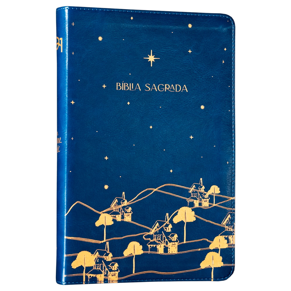 Bíblia A21, capa couro soft azul-marinho com ilustração dourada de vilarejo e estrelas, "Bíblia Sagrada" em destaque. — Plenitude.