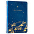 Bíblia A21, capa couro soft azul-marinho com ilustração dourada de vilarejo e estrelas, "Bíblia Sagrada" em destaque. — Plenitude.