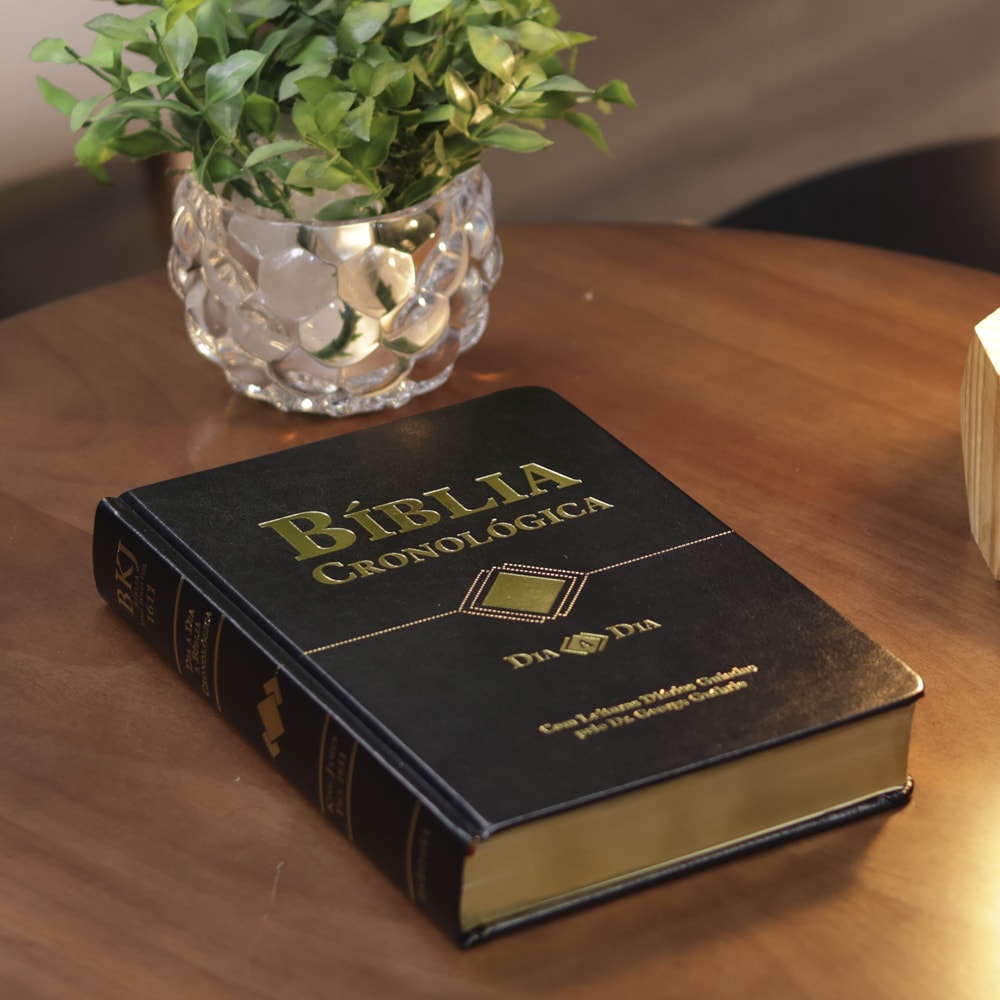 Bíblia Cronológica Dia a Dia | King James 1611 | Capa Dura Preta