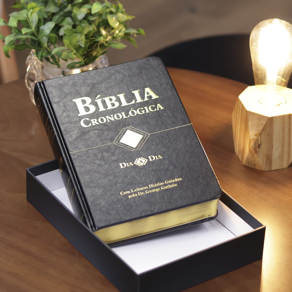 Bíblia Cronológica Dia a Dia | King James 1611 | Capa Dura Preta