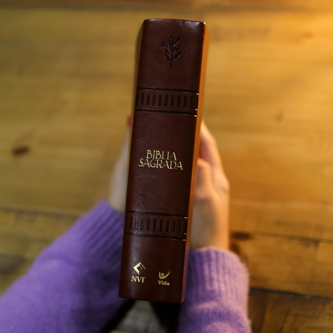Bíblia Mulheres | Viviane Martinello | NVT | Espaço Para Anotações | Capa Luxo Oliveira Marrom