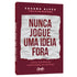 Livro: Nunca Jogue Uma Ideia Fora, de Sauana Alves. Capa vermelha com título em branco amassado. — Plenitude