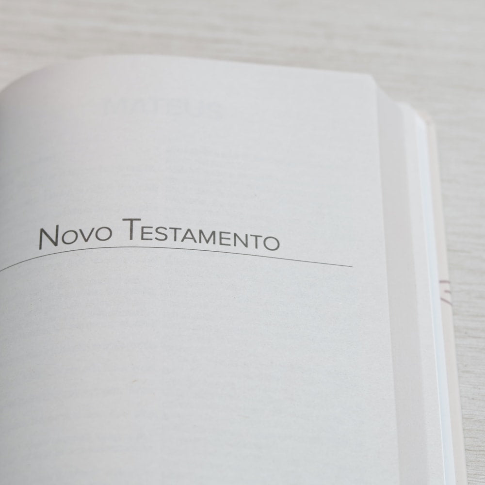 Bíblia Sagrada Flor | NVI | Letra Normal | Capa Dura