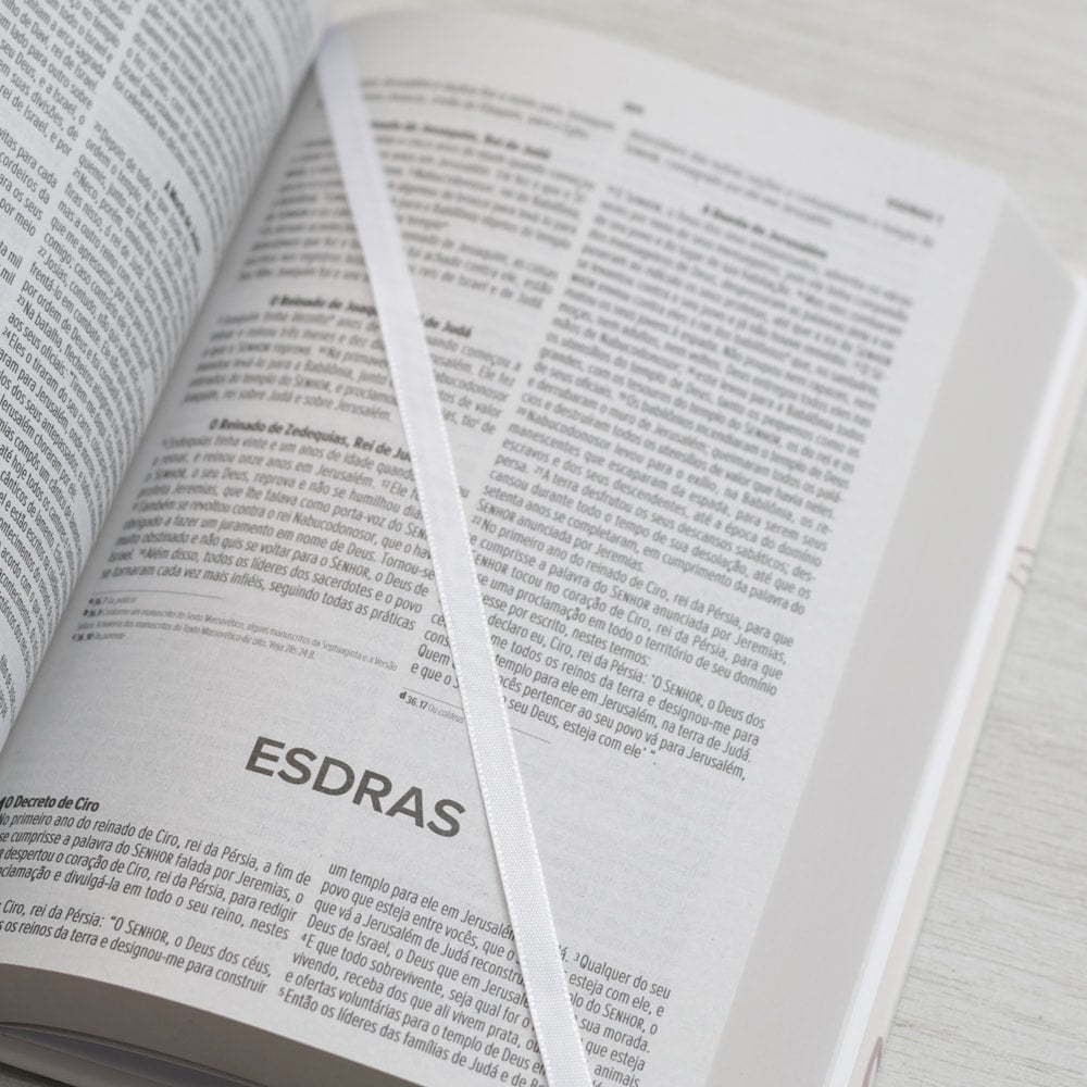 Bíblia Sagrada Flor | NVI | Letra Normal | Capa Dura