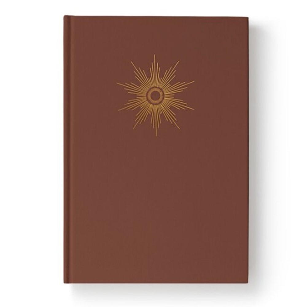 Bíblia Pastoral, capa dura marrom com detalhes dourados em formato de sol radiante. — Plenitude