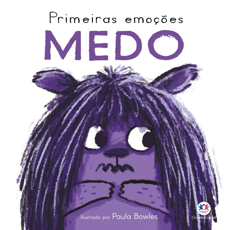 Livro infantil Primeiras Emoções Medo, capa branca com monstro roxo peludo e assustado — Plenitude