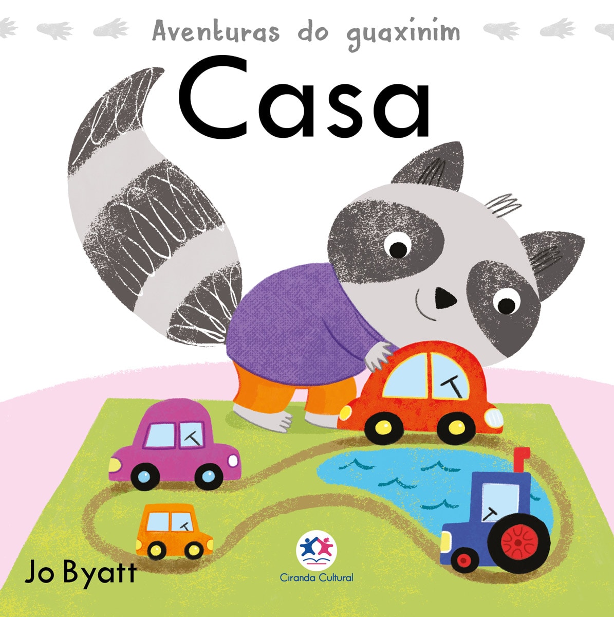 Livro infantil Casa, de Jo Byatt. Capa com ilustração de guaxinim brincando com carros. — Plenitude