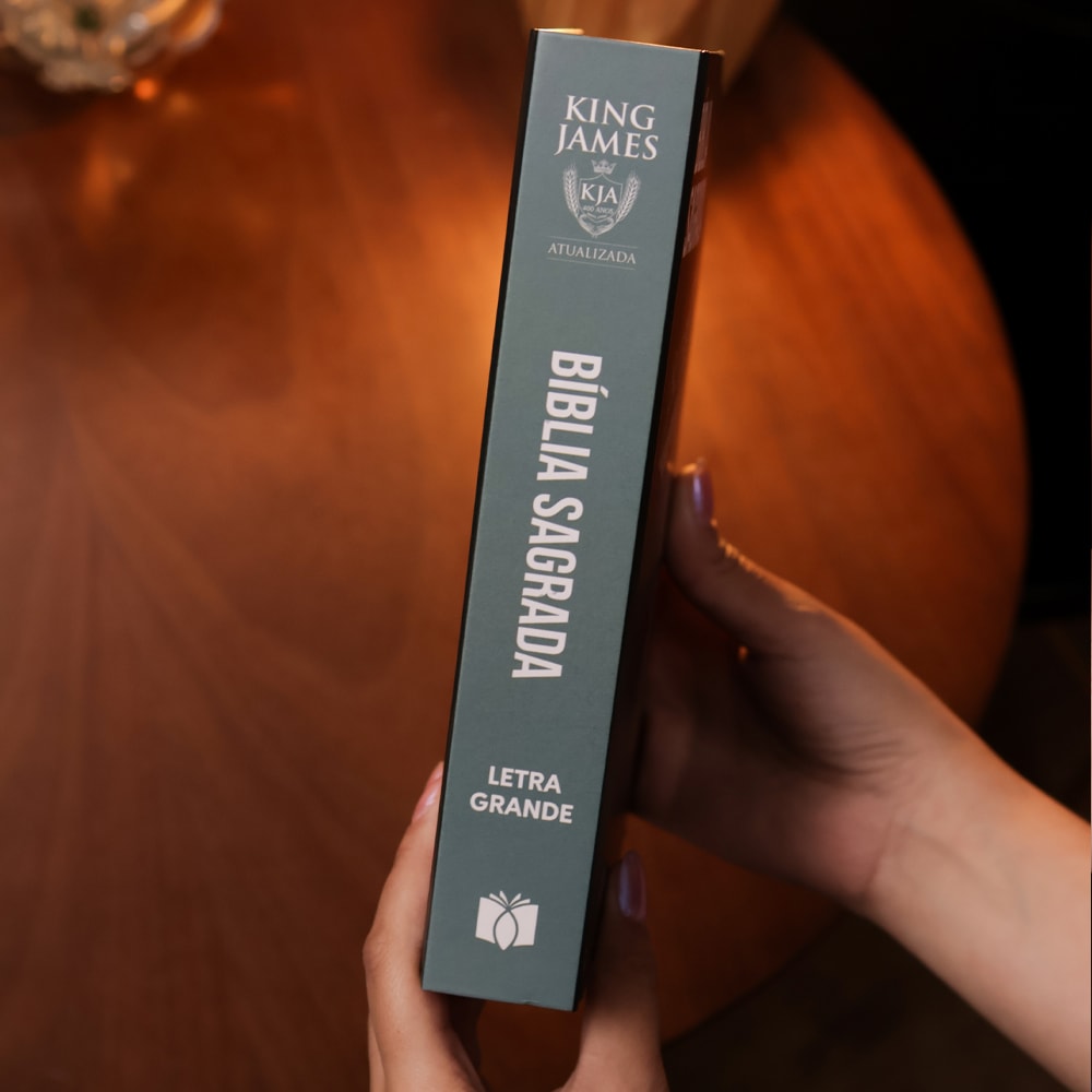 Bíblia Sagrada Cruz e Manto | KJA  | Letra Maior | Capa Dura