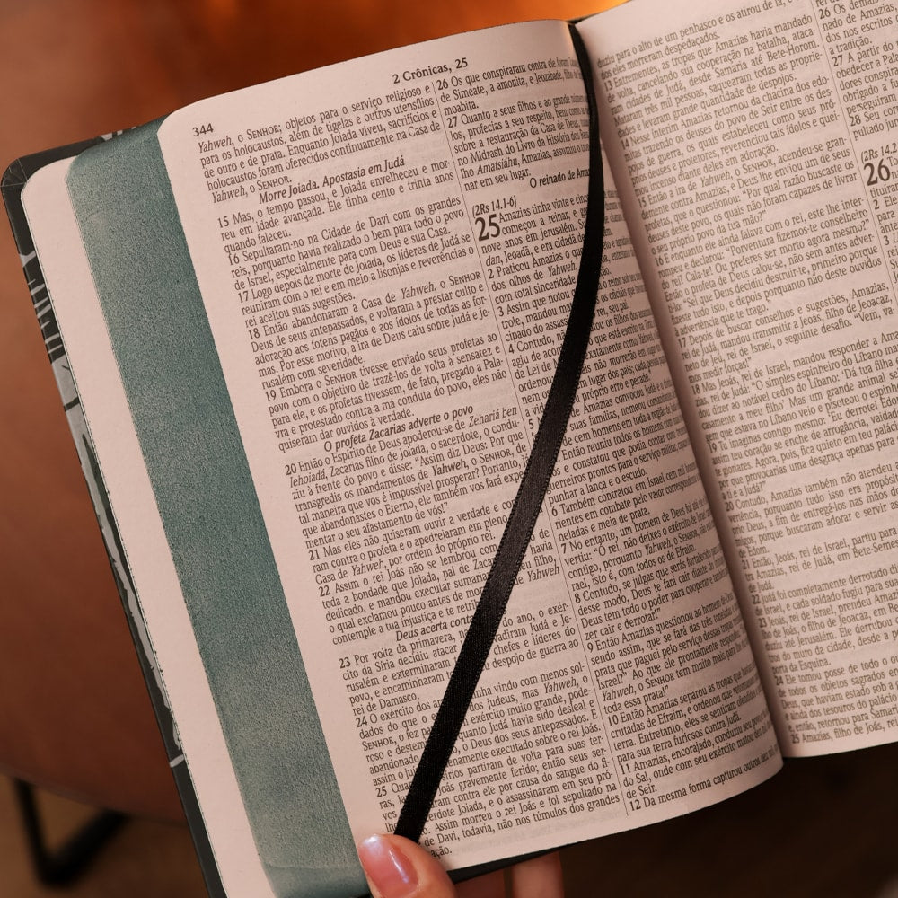 Bíblia Sagrada Cruz e Manto | KJA  | Letra Maior | Capa Dura