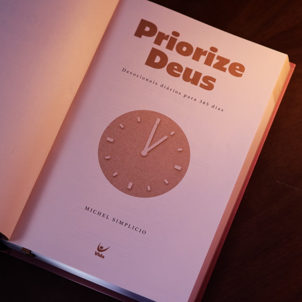 Devocional Priorize Deus 2026 | Mocha | Michel Simplício