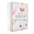 Bíblia Diária NVI, capa dura branca com flores e penas em tons pastel, espiral branca, com espaço para anotações. — Plenitude