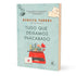 Livro Tudo Que Deixamos Inacabado de Rebecca Yarros, capa azul-clara com máquina de escrever vermelha e flores. — Plenitude