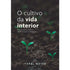 Livro "O Cultivo da Vida Interior" de Terri White, capa com brotos verdes em terra escura. — Plenitude