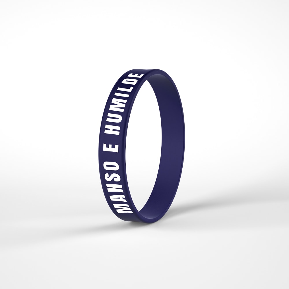 Pulseira de Silicone Azul Cobalto Manso e Humilde com texto branco. — Plenitude