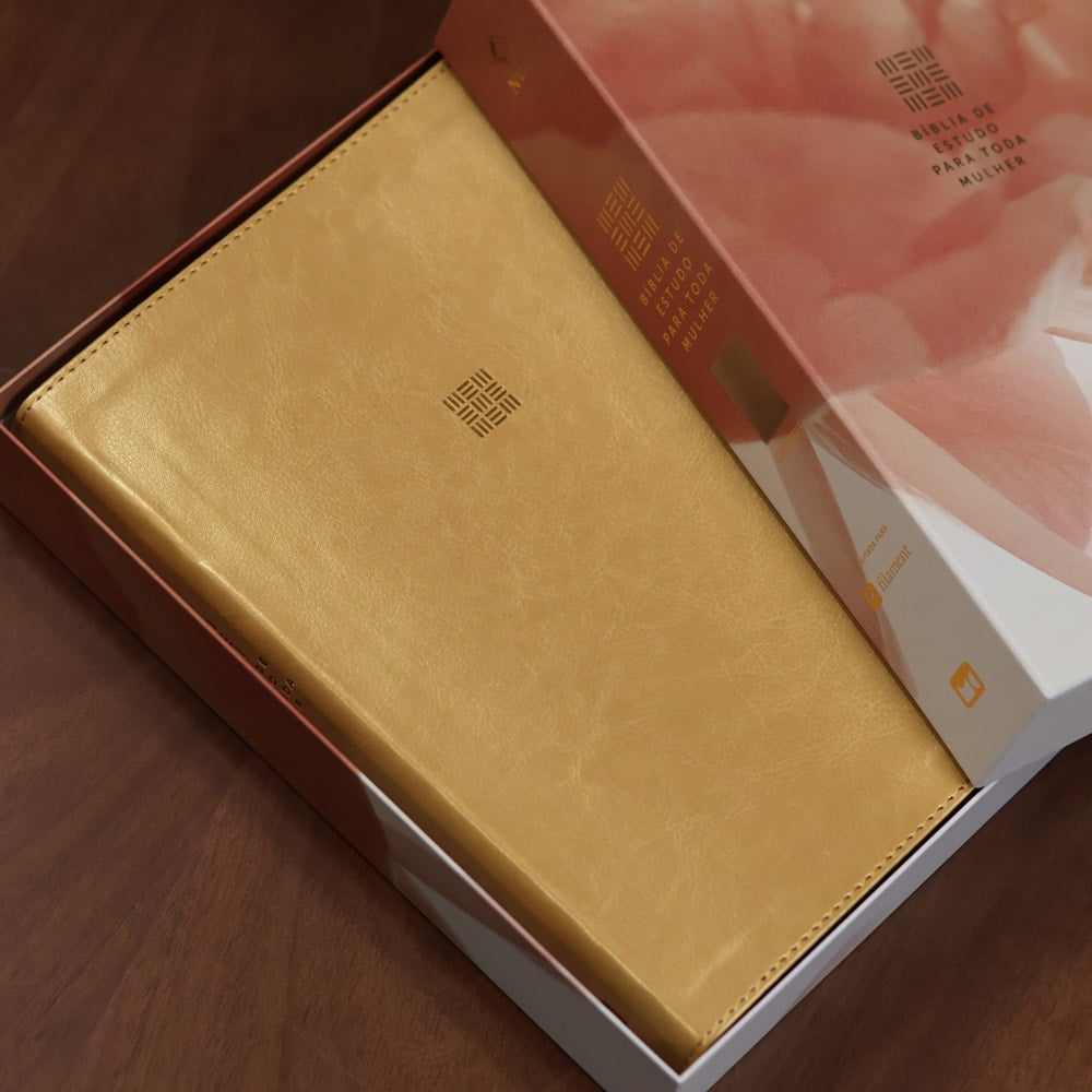 Bíblia de Estudo Para Toda Mulher | NVT | Capa Bege