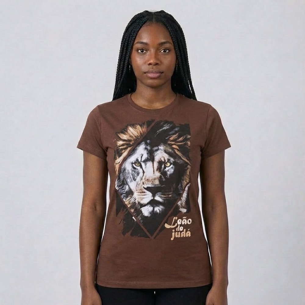 Camiseta Feminina Marrom Leão de Judá com estampa de leão e texto "Leão de Judá" em dourado. — Plenitude