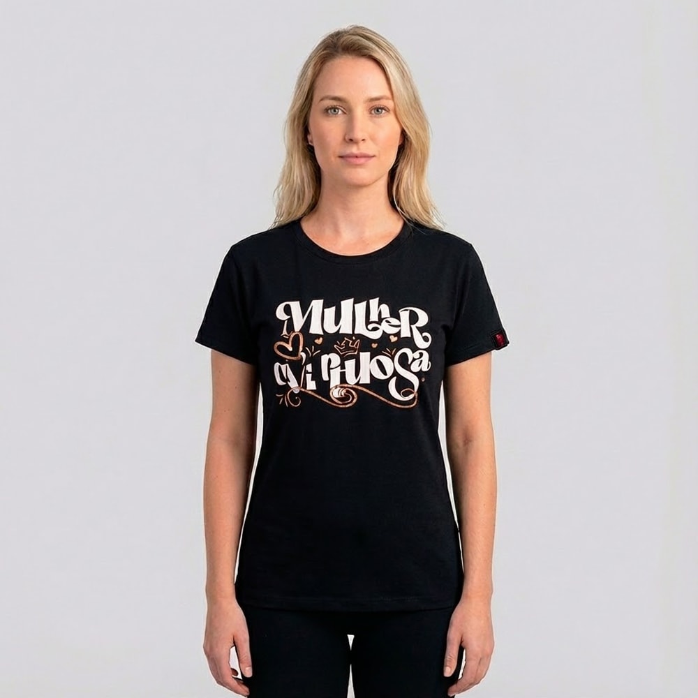 Camiseta Feminina Preta Mulher Virtuosa com estampa em caligrafia dourada e branca. — Plenitude