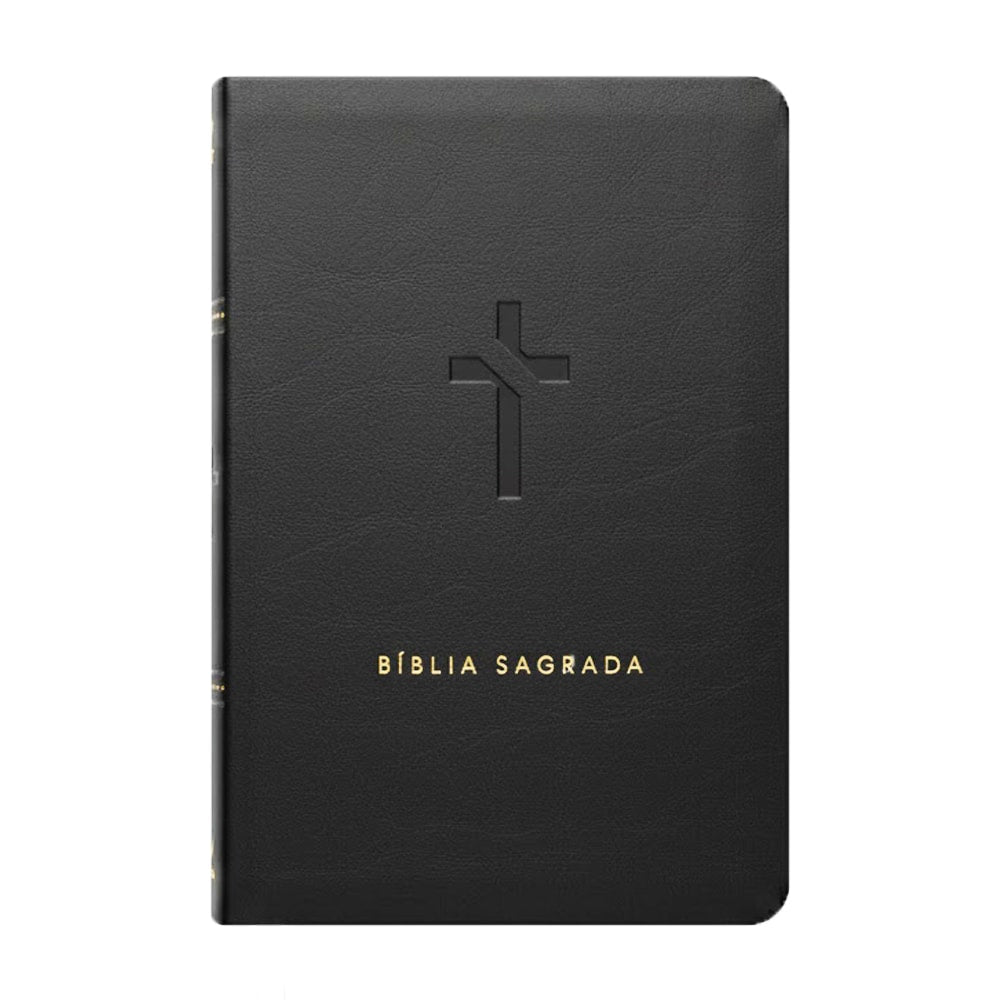 Bíblia Sagrada Slim NVT preta, capa lisa com cruz em relevo e letras douradas. — Plenitude