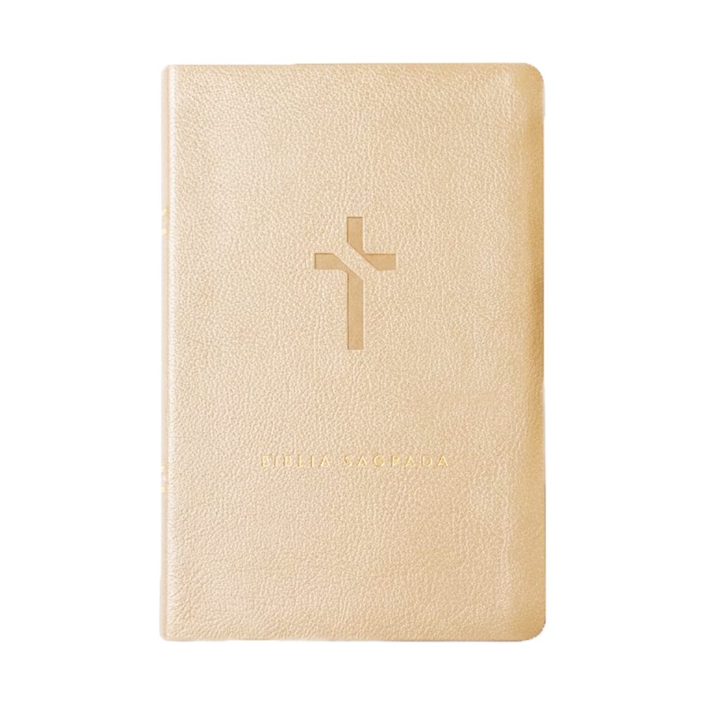 Bíblia Sagrada Slim NVT bege com capa em couro sintético e cruz em relevo. — Plenitude