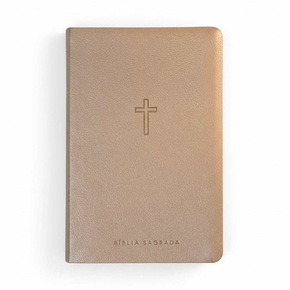 Bíblia Sagrada Slim NAA Luxo bege, capa lisa com cruz e "Bíblia Sagrada" em baixo relevo. — Plenitude