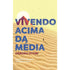 Livro Vivendo Acima da Média, de Débora Otoni, capa amarela com dunas e pirâmide. — Plenitude
