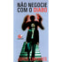 Livro Não Negocie Com O Diabo de Jorge Linhares, capa com homem subindo escadas e sombra. — Plenitude