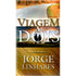 Livro Viagem a Dois de Jorge Linhares, capa com estrada, casal e fundo de madeira. — Plenitude
